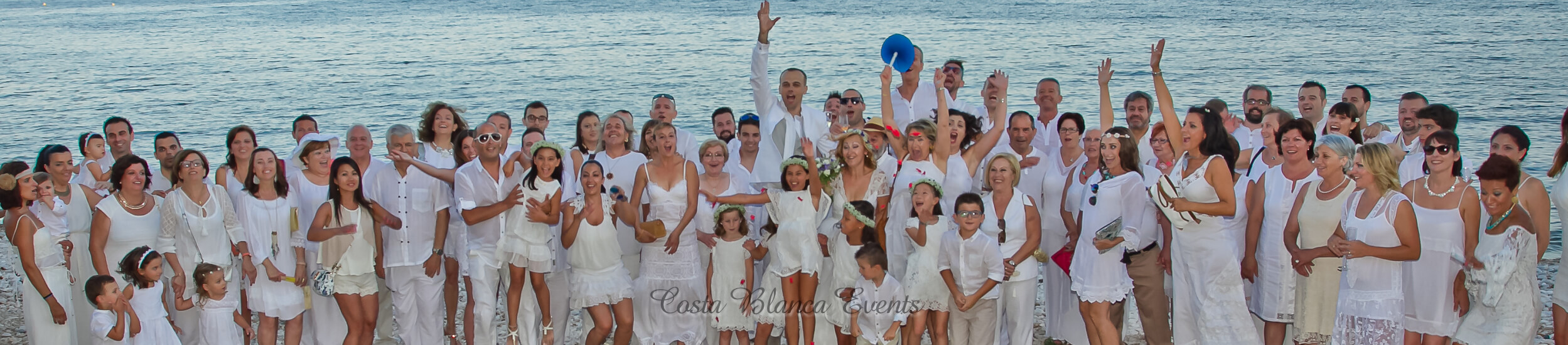 We always end the photoshoot with a wedding group photo